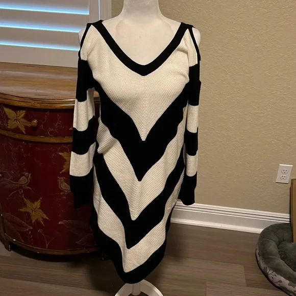 Black and white sweater - Picture 1 of 6